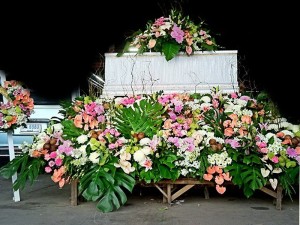 จัดดอกไม้หน้าศพ หีบศพ โลงศพ สุริยาหีบศพ จำหน่ายหีบศพ จำหน่ายโลงศพ บริการดอกไม้หน้าศพ บริการหลังความตายครบวงจร ดอกไม้ประดับหน้าหีบศพ ดอกไม้ประดับเมรุ
