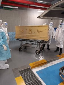 นำโลงศพไปรับศพที่ติดเชื้อโควิด-19จากโรงพยาบาล